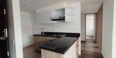 Apartamento ubicado en el piso 7  de la torre B,  consta de hall de entrada, sala, comedor, balcón, baño social, alcoba principal con vestier y baño, dos alcobas cada una con closet, baño de alcobas, cocina y ropas. Cuenta con un parqueadero sencillo privado ubicado en el sótano.