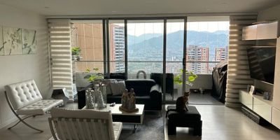 Disfruta de un ambiente tranquilo, una hermosa vista y una excelente ubicación en el municipio de Envigado!  Este hermoso apartamento cuenta con un estilo moderno y sofisticado el cual cuenta con grandes espacios: 3 habitaciones cada una con baño y vestier, sala con gran balcón, comedor, cocina integral con isla, baño social, zona de ropas con cuarto de servicio, closet de linos, amplio estudio y una maravillosa vista al oriente, occidente y norte, también cuenta con cuarto útil y parqueadero doble Lineal. Adicionalmente, se encuentra en una unidad completa la cual cuenta con piscina, turco, cancha de squash, zona pet, juegos infantiles, cancha de futbol, salón social, gimnasio dotado. !Contáctanos ahora mismo!