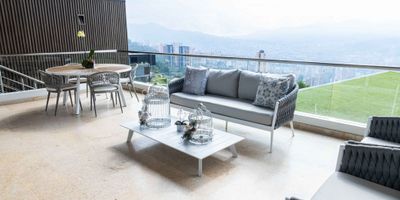 Exclusiva casa en venta en El Poblado, sector Las Palmas, Medellín, en parcelación tranquila y segura cerca de La Colegiatura, restaurantes y colegios. Cerca del Tesoro.

Con 1.150 m² construidos en lote de 1.715 m², ofrece espacios amplios, vista inigualable y diseño único. Cuenta con sala con acceso a mirador, comedor con ventanal panorámico y moderna cocina cerrada. Tiene 5 alcobas, todas con baño, vestier y vistas que enamoran, más 5 baños sociales. Disfruta sala de entretenimiento, cine para 10 personas, spa, sala de juntas, bar, chimenea exterior, piscina, jacuzzi y BBQ. Incluye construcción adicional ideal para invitados. Vigilancia 24h, múltiples parqueaderos. 

predial anual $48.000.000
