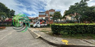 Se vende hermosa casa de 3 niveles ubicada en el exclusivo conjunto Prados de Cañaveral. En el primer nivel encontramos sala comedor, cocina integral, patio con zona de ropas, zona BBQ y parqueo para dos carros. El segundo nivel cuenta con 3 habitaciones, hall de TV o estudio, baño auxiliar y balcón. En el tercer nivel se encuentra la habitación principal con closet y baño privado, además de una habitación auxiliar, un espacio ideal para una sala de TV. El conjunto cuenta con excelentes amenidades como piscina, cancha múltiple, juegos para niños, salón social, zona verde para caminar y vigilancia las 24 horas. No pierdas la oportunidad de vivir en este maravilloso lugar. Contáctanos para más información.