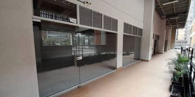 Arriendo de Local Comercial  Corazón de Sabaneta, con una ubicación privilegiada que lo convierte en una excelente oportunidad para establecer o expandir tu negocio. Se encuentra junto a la Biblioteca Municipal y al  Centro Administrativo Municipal, esta integración aportará un mayor dinamismo al sector, aumentando significativamente el flujo de peatones y vehículos. Además, el inmueble cuenta con cercanía a las estaciones del metro Estrella y Sabaneta, al parque principal, restaurantes, supermercados, comercio  y una amplia red de vías de acceso, lo que garantiza conectividad y visibilidad. Ideal para actividades comerciales que requieran alta exposición y excelente ubicación.