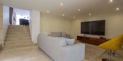 Se arrienda hermosa casa amoblada con piscina ,turco,jacuzzi,cercana a centros comerciales ,zona bancaria ,ubicada en un sector exclusivo rodeada de naturaleza,buenas vías de acceso zona tranquila y muy segura 