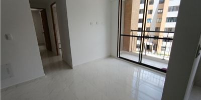 Este hermoso apartamento para estrenar de 49 metros cuadrados se encuentra en Rionegro, Antioquia, una de las zonas más buscadas para vivir en Colombia.  Con 2 alcobas y 2 baños, este apartamento es ideal para parejas, familias pequeñas o incluso como espacio de trabajo. Además, cuenta con características internas de lujo, como la posibilidad de tener mascotas, un balcón para disfrutar del aire fresco y una cocina integral equipada con todo lo necesario para preparar deliciosas comidas.

El apartamento también cuenta con baño auxiliar y baño en la habitación principal, lo que garantiza comodidad y privacidad para sus residentes. Los clósets incorporados ofrecen suficiente espacio de almacenamiento para mantener todo en orden y la posibilidad de utilizar gas domiciliario facilita el proceso de cocinar.

El suelo de cerámica brinda un toque elegante y fácil de limpiar, y la zona de lavandería es perfecta para aquellos que prefieren tener su propia lavadora y secadora en casa. Además, las características externas complementan la experiencia de vivir en este apartamento.

Situado en una zona de fácil acceso pavimentado y con ascensor, este apartamento ofrece comodidad y facilidad de movilidad. Además, está cerca de la zona urbana, con acceso a servicios esenciales como supermercados, bancos, restaurantes y más.

La seguridad es una prioridad en este apartamento, ya que cuenta con circuito cerrado de televisión, portería y recepción, vigilancia 24/7, acceso discapacitados y urbanización cerrada. También cuenta con parqueaderos comunes para que ubiques tu vehículo. 

Para aquellos que valoran un estilo de vida activo, este apartamento va a contar con gimnasio y zonas deportivas para mantenerse en forma y saludable. Además, de una piscina para refrescarse durante los días calurosos.

Con un diseño moderno y un entorno acogedor y tranquilo, este apartamento en alquiler es perfecto para aquellos que buscan un hogar en una zona residencial y