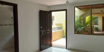 Apartaestudio en arriendo, sector Ciudad Jardín, piso 5 sin ascensor, 45 m2. Sala comedor, cocina integral, 1 alcoba, 1 baño, baño de servicio, parqueadero cubierto asignado. El edificio cuenta con salón comunal, zona infantil y portería 24 horas.