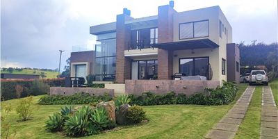 CODIGO 916FR8690 .  EXCLUSIVA Y MODERNA casa de 450 metros cuadrados construídos en un lote de terreno de 2.415 metros cuadrados con vista panorámica al Valle de Sopó.  En el primer nivel se encuentran dos habitaciones secundarias cada una con baño privado y terraza.  Sala con chimenea, comedor independiente con salida a la terraza, baño social, family room con chimenea, cocina tipo isla, zona de lavandería, cuarto y baño de servicio. En el segundo nivel la alcoba principal con walk in closet, baño privado con  jacuzzi, chimenea y balcón.  Estudio/oficina con terraza, Gimnasio y terraza al aire libre.  La ventanería de las habitaciones es termoacústica.  Acabados de lujo y hermosos jardines rodean toda la casa.  El conjunto cuenta con salón social, gimnasio, BBQ, tres zonas de juegos para niños, área de fogata, sendero peatonal, caballerizas, salón de juegos con billar, golfito, cancha múltiple, cancha de tenis y seguridad 24 horas.  
