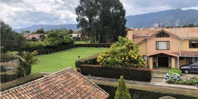 CODIGO 916FR8703 .  Espectacular casa en venta en codominio campestre en Chía.  La casa consta de tres niveles.  En un primer nivel: sala con chimenea, comedor independiente, estudio, baño social, cocina tipo americano, comedor auxiliar, zona de lavanderia independiente, cuarto y baño de servicio y cuarto de herramientas. En un segundo nivel: alcoba principal con balcón exterior, walk in closet y baño privado.  Family room con chimenea y segunda alcoba con baño.  Tercer nivel:  dos alcobas y baño.  Todas sus áreas, amplias e iluminadas con hermosa vista verde. En el exterior cuenta con un solarium, comedor auxiliar y BBQ. Casa independiente para huespedes o estudio con baño privado.  Depósito, perrera, y hermosos jardines que rodean toda la casa.  El condomio cuenta con cancha de tennis, CCTV, vigilacia veinticuatro horas.  Cerca a la zona urbana, transporte público e importantes colegios y universidades.
