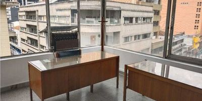 Oficina en venta en el centro de Medellín – La Candelaria

Ubicada en el corazón del centro de Medellín, esta oficina es ideal para profesionales que buscan comodidad, ubicación estratégica y una excelente relación entre precio y funcionalidad.

 Características:

Espacio cómodo y versátil, ideal para oficinas o también uso como bodega

Área bien distribuida con espacio para recepción

Baño completo y amplio

Piso en cerámica y techo en madera que aporta calidez al ambiente

Hermosa vista panorámica

Posibilidad de entrega con mobiliario: escritorios y sillas (según necesidad del comprador)

Ubicación privilegiada:
A pocos pasos de la Avenida Oriental, Hotel Nutibara y la Estación Parque Berrío del Metro. Zona de alto flujo peatonal y comercial, ideal para oficinas de abogados, contadores, consultores, etc.

¡Aprovecha esta excelente oportunidad en una de las zonas más tradicionales y comerciales de Medellín!

 Contáctanos para agendar tu visita.