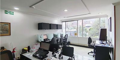 CODIGO 916FR8737 .  APARTAMENTO EN VENTA de 130.81m2 adaptado totalmente para OFICINA.  VISTA EXTERIOR, ubicado en un TERCER PISO. Consta de TRES alcobas, la principal con baño privado, ESTUDIO, baño de alcobas, sala comedor, cocina cerrada y zona de ropas independiente.  DOS GARAJES independientes muy amplios.  EL EDIFICIO se encuentra automatizado y cuenta con ASCENSOR. Cerca a centros comerciales especializados en tecnología, principales vías de acceso y transporte público 
