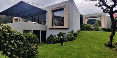 CODIGO 916FR8958 .   SENSACIONAL CASA LOFT de 373 metros cuadrados construídos en un lote de terreno de 2.464 metros cuadrados con vista panorámica al Valle de Sopó.  Conformada por cuatro habitaciones cada una con walk in closet y baño privado,m la principal con jacuzzi.  Sala con chimenea, comedor independiente ambos espacios con salida a la terraza, baño social, family room, cocina tipo isla, zona de lavandería, cuarto y baño de servicio. Acabados de lujo y hermosos jardines rodean toda la casa.  El conjunto cuenta con salón social, gimnasio, zonas húmedas, senderos peatonales, zona para niños, golfito, cancha múltiple, cancha de tenis y seguridad 24 horas.  

 
