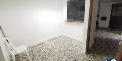 OFICINA O LOCAL CON AIRE ACONDICIONADO Y 4 SALONES INDEPENDIENTES// OTRO SALON AMPLIO Y SALON RECEPCION // SALA DE ESPERA