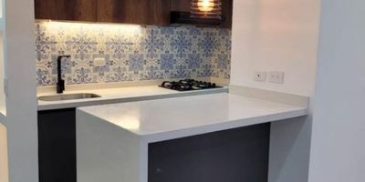 Se vende una propiedad en la urbanización Ciudadela La Prosperidad, en el conjunto residencial Zafiro, ubicado en Altos de Madrid. El apartamento, Dispone de 3 habitaciones, 2 baños, sala, comedor, estudio/oficina, cocina integral, balcón, zona d ropa y chimenea. Ofrece fácil acceso a escuelas cercanas y zonas verdes. Apto para mascotas, con gastos mensuales de $175,000. La propiedad se encuentra en un piso 12. Una oportunidad única en un entorno residencial tranquilo y bien comunicado.  DMQ-667
