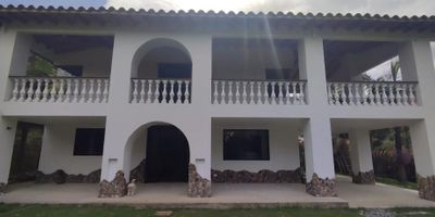 Linda casa Finca de 2 niveles: 1 Piso: Salón - comedor muy amplio, cocina integral, estudio, baño completo, zona de ropas, 2 Piso: 4 Habitaciones, todas con closet, principal con baño completo, balcón amplio, parqueadero cubierto para 2 carros.