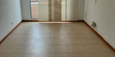 En venta, se encuentra este inmueble ubicado en el desarrollo Parque Residencial Puerto Plata, en la ciudad de Mosquera. El apartamento se encuentra en el piso 4, Se encuentra en buen estado de conservación. Cuenta con 3 habitaciones, 2 baños, sala, comedor, cocina integral, cuarto de lavado, balcón y buenas vías de acceso. Además, se encuentra en una zona cercana a escuelas, tiene un costo de administración mensual de $200,000. DMF-446
