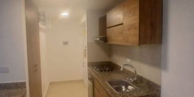 La propiedad en venta se encuentra en Colombia, específicamente en el conjunto de uso mixto Roble de Novaterra P.H., ubicado en Mosquera, Cundinamarca. El inmueble cuenta con 3 habitaciones, 2 baños, un estacionamiento techado y una superficie total de 79.58 m². Entre los servicios disponibles se encuentran una piscina, dos salones de eventos, gimnasio, cancha de squad, estudio/oficina, juegos para niños, calefacción y cancha de futbol. La ubicación en Mosquera ofrece un entorno tranquilo y seguro, ideal para quienes buscan comodidad y calidad de vida.  DMP-755
