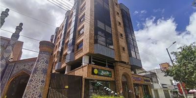 CODIGO 9169FR003 .  OFICINA EN VENTA O ARRIENDO en uno de los epicentros financieros, comerciales y culturales de la ciudad.  Estrategicamente ubicada y cerca de parques, centros comerciales, vías principales y transporte público. Ubicada en un SEPTIMO PISO CON ASCENSOR. Monoespacio CON VISTA EXTERIOR hacia los cerros orientales, un baño privado, cocineta, dos parqueaderos privados.  EL EDIFICIO cuenta con baños comunales, tres salas de juntas, una zona de comida, planta electrica, CCTV, seguridad 24 horas. Valor del CANON INCLUYE LA ADMON.

 

 
