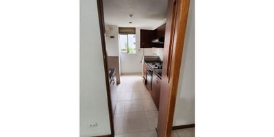 Ubicado en el cuarto piso, este acogedor y funcional apartamento ofrece una excelente distribución en 85 m² construidos, ideal para familias o quienes buscan comodidad, tranquilidad y una excelente ubicación.

 
