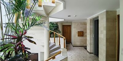 CODIGO 916FR9009.  APARTAMENTO EN VENTA CON VISTA EXTERIOR, ubicado en un CUARTO PISO con ASCENSOR.  Está conformado por TRES alcobas, la principal con baño privado, baño para alcobas y baño de serviciol, sala comedor con CHIMENEA, amplia cocina cerrada y zona de ropas independiente.  DOS PARQUEADEROS independientes cubiertos. EL EDIFICIO cuenta con, parqueadero de visitantes, CCTV, porteria con vigilancia 24 horas.  Cerca de parques, centros comerciales, vías principales y transporte público.
