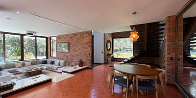 Casa en venta en unidad cerrada ubicada en un sector totalmente campestre, tranquilo y con muy buena vista, vías internas pavimentadas, sendero ecológico en la reserva forestal, relativamente cerca a colegios de la zona. Cuenta con un lote de gran extensión Aprox. 8,000M2, 3 niveles, piso en cerámica y madera chimenea, sala y comedor independientes, sala comedor, estudio, estar de tv, 4 alcobas con vestier y baño en la principal, baño social, jacuzzi, cocina integral abierta tipo americano, alcoba y baño de servicio, cuarto útil, zona de ropas, balcón, terraza, jardin y parqueaderos lineales y paralelos descubiertos.  El conjunto cuenta con vigilancia y portería 24 horas, citofonía y circuito cerrado de tv.  Inmuebles sujetos a verificación de disponibilidad