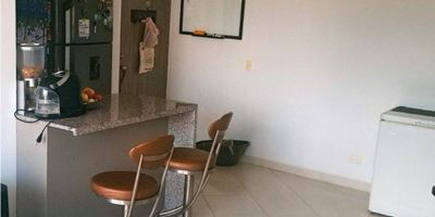 Apartamento en Venta en Itaguí. Este moderno apartamento para la venta cuenta con 63.4 m², perfectamente distribuidos para ofrecerte comodidad, estilo y funcionalidad. Con 3 acogedoras alcobas, 2 baños y parqueadero privado, es ideal para vivir en familia y disfrutar cada espacio.

En su interior encontrarás una cocina integral con excelentes acabados, armarios empotrados, balcón con vista y servicios completos como gas domiciliario, agua y electricidad. Además, el conjunto residencial ofrece sauna, turco y una amplia zona social para tu bienestar y entretenimiento.

Ubicado en una urbanización cerrada, disfrutarás de ascensor, salón comunal, gimnasio, vigilancia 24/7, circuito cerrado de TV, zona infantil y hermosas áreas verdes para relajarte. Su entorno privilegiado te conecta con centros comerciales, colegios, universidades y zonas campestres que combinan la tranquilidad con la comodidad de la ciudad.

No dejes pasar esta gran oportunidad de vivir en un lugar que lo tiene todo. Contáctanos y agenda tu visita. ¡Te encantará!

Recuerda que te ayudamos en todo el proceso de tu crédito de vivienda!
