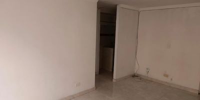 Apartamento ubicado en la zona de Tintal, dentro del Conjunto Residencial Ciudad Tintal. el apartamento te ofrece espacios comodos, amplios y luminosos para disfrutar en familia. Su excelente ubicacion te permite un facil acceso a transporte publico, con cercania a sitios clave como la Biblioteca Publica El Tintal, el Centro Comercial Tintal Plaza, la Parroquia San Efren, el Hospital Tintal, supermercados como Delta Cooratiendas, gimnasio Smart Fit, restaurantes y entidades bancarias. Ademas, tendras acceso rapido a importantes vias como la Avenida Ciudad de Cali y la Carrera 94, permitiendote estar cerca de todo lo que necesitas para vivir con comodidad y tranquilidad.