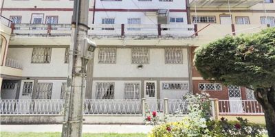 ¡Bienvenidos a la oportunidad de inversión del año! Presentamos el impresionante "Bachue Apt Duplex Rentable" que te garantiza una inversión segura y rentable en el emocionante mundo del mercado inmobiliario.

 

? **Características Clave:**

- **2 Apartamentos en Uno:** ¡Duplica tus oportunidades! Este dúplex cuenta con 2 apartamentos completamente independientes, ambos actualmente generando ingresos.

- **Amplitud y Comodidad:** Con 5 habitaciones, 2 baños, 2 cocinas, 2 áreas de sala comedor y 2 zonas de lavado, disfrutarás de un espacio espacioso y versátil.

- **Distribución Perfecta:** El primer piso ofrece 2 habitaciones, baño, sala comedor, cocina y zona de lavado, mientras que el segundo piso alberga 3 habitaciones, baño, cocina, zona de lavado y zona de estar.

- **Área Privada:** Con 92.94 metros cuadrados de espacio interior cerrado y seguro, tendrás todo el espacio que necesitas para vivir cómodamente o alquilar con éxito.

 

? **Beneficios Únicos:**

- **Libre de Administración:** Adiós a las preocupaciones de gastos de administración, esto lo hace aún más atractivo para inversores.

- **Estrato 2:** Una ubicación privilegiada con costos razonables de servicios públicos y estrato accesible.

- **Servicios Compartidos Económicos:** Mantén tus costos bajos y margen de ganancia alto.

- **Ubicación Estratégica:** Rodeado de avenidas principales como Calle 80, Ciudad de Cali y Calle 90, tendrás acceso rápido a todas partes.

- **Cercanía a Comodidades:** Desde centros comerciales hasta servicios de salud, este lugar tiene todo lo que necesitas.

 

¡Pero eso no es todo! Este apartamento está libre de gravámenes, listo para escriturar y empezar a disfrutar de tus ingresos o mudarte con tu familia.

 

No pierdas esta oportunidad de oro en el mercado inmobiliario. Contacta con nosotros ahora mismo y comienza a construir tu futuro financiero. ¡Este es el momento perfecto para invertir en tu éxito! ???
