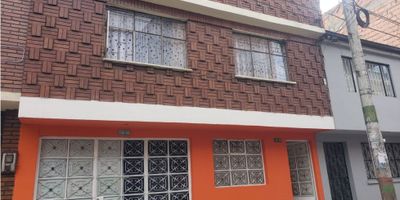 CODIGO 9169FR362 . VENTA CASA barrio Ciudad Jardín Norte. Consta de tres niveles más terraza. Tiene dos apartamentos de dos alcobas, sala, comedor, cocina y baño. Dos apartaestudios de una alcoba, sala, comedor, cocina y un baño. Adicional tiene dos alcobas independientes más baño compartido. Un garaje cubierto. Ubicada a una cuadra de la zona comercial del barrio Ciudad Jardín Norte y a pocas cuadras de colegios, centros comerciales, transporte público y Transmilenio de la Avenida Suba.
