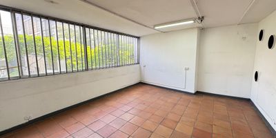 Local comercial ubicado en todo el centro de medellin cerca a la estacion del tranvia san Antonio  por todo palace , cuenta con 8 espacios amplios de salones, con excelentes vias de acceso. !vamos que esperas para contactarte con uno de nuestros asesores