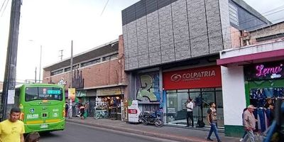 Bodega 200 mts de área lote y 300 de construcción-2 depósitos para guardar mercancía-Un baño-Cocina-2 pisos- Servicio públicos, agua luz y gas-Trifásica y Monofásica- Restricciones de suelo solamente se restringe para Bares.