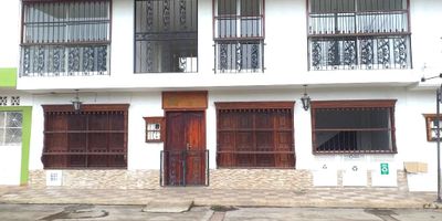¡Oportunidad única en el corazón de Anapoima! Se vende espectacular casa comercial con excelentes acabados que la hacen ideal para diversos usos. Con 15 amplias habitaciones, cada una con baño privado, diferentes zonas de Estar, Amplia Sala Comedor, lo que permite un  máximo confort y privacidad para huéspedes o residentes. Su cocina semi-industrial equipada es perfecta para atender a grupos grandes, mientras que el hall de acceso brinda una acogedora bienvenida, ideal para un Hostal, Casa Hotel, Centro medico, IPS, Hogar Geriatrico, etc.
Ubicada en una zona estratégica, cerca de todo lo que necesitas, esta tiene todo lo que buscas para emprender tu proyecto de forma exitosa.
 ¡No pierdas la oportunidad de establecer tu negocio en este excelente inmueble!