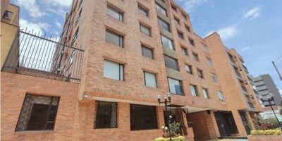 CODIGO 916FR9374 . APARTAMENTO de 111.35 m2, VISTA EXTERIOR. Ubicado en un PRIMER PISO, con ASCENSOR.  Consta de TRES ALCOBAS la principal con vestier y baño privado.  ESTUDIO, sala comedor con CHIMENEA, baño social, cocina CERRADA, zona de lavandería independiente, patio  y cuarto de servicio.  DOS GARAJES cubiertos independientes, y UN DEPOSITO. EL EDIFIICIO ofrece salón social, parqueaderos de visitantes, CCTV, seguridad 24 horas.  Cerca a Centros Comerciales como Santa Bárbara y Unicentro, almacenes de cadena, bancos, colegios, vías principales como la Autopista Norte y la Calle 116.  Buen acceso a transporte público y estaciones de transmilenio Pepe Sierra 
