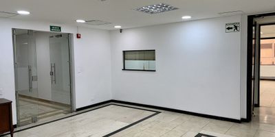Excelente oficina de 126 m² disponible para venta o llegando en edificio tradicional sobre la emblemática Avenida Chile, con una espectacular terraza y vista a la ciudad. Ubicada frente al Centro Comercial Av. Chile, rodeado de restaurantes y con acceso privilegiado por la Cra. 11, Calle 72, Cra. 9 y muy cerca de la Cra. 7. El edificio cuenta con 5 ascensores, planta eléctrica, baños exteriores, bicicletas y un cómodo comedor para colaboradores. ¡Ideal para empresas que buscan ubicación estratégica y comodidad en el corazón financiero de Bogotá!