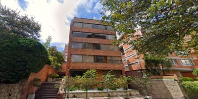CODIGO 9169FR377 .  APARTAESTUDIO EN VENTA de 66m2 con VISTA INTERIOR, ubicado en un QUINTO PISO con ASCENSOR.  Consta de UNA ALCOBA de muy buen tamaño con baño privado, sala comedor de gran tamaño, cocina ABIERTA, zona de lavandería y UN GARAJE cubierto. ESPACIO VERSATIL que permite el rediseño con opcion de segunda alcoba. EL EDIFICIO cuenta con CCTV y portería con seguridad veinticuatro horas. Ubicado estratégicamente en el corazón empresarial de la calle 72, a pocos pasos del Jockey Club, la Embajada de Suecia y la Zona G sin perder la tranquilidad  de vivir en una zona residencial.  Cerca de parques, centros comerciales, vías principales y transporte público.  
