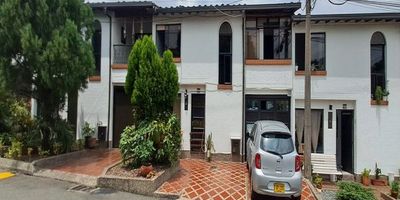 VENTA HERMOSA CASA DE 2 NIVELES EN ENVIGADO ANTIOQUIA, UNIDAD VALLEJUELOS.

PRECIO DE VENTA $890.000.000

¡ENVIGADO, CIUDAD DONDE VALE LA PENA VIVIR.

Te presento hermosa casa en sector privilegiado de Envigado, sector Alcalá, zona plana, cerca a:
Parque principal, Centros Comerciales Viva y Envigado, Estación metro, caminando en 10 minutos, con excelentes redes de servicios.
El sector es tranquilo, seguro, arborizado, ambiente familiar y hermoso

Zona de ALTA VALORIZACION.