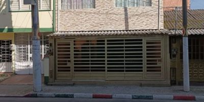 La Casa  se encuentra ubicada en la ciudad de Bogotá, en el barrio de Ciudad Kennedy, en una zona con buen acceso y cercana a escuelas. El inmueble cuenta con una superficie total de 284 metros cuadrados, distribuidos así 5 apartamentos totalmente independientes los cuales cada uno consta de 2 habitaciones amplias, 1 baño, 1 cocina 1 sala comedor. Excelente ubicación cerca a hospitales, colegios, fácil acceso a transporte y con una zona residencial tranquila. La ubicación estratégica en Kennedy, Bogotá D.C., brinda fácil acceso a servicios y comercios en los alrededores. Una oportunidad ideal para quienes buscan un inmueble con potencial de adaptación y en una zona consolidada de la capital colombiana. CKY-507
