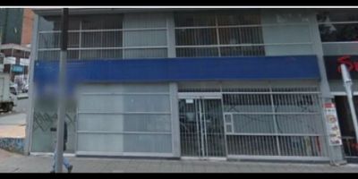 El local comercial fue desarrollado en dos niveles mientras que los garajes y deposito están ubicados en el sótano de un edificio cercano. Las actividades predominantes en la zona corresponden al uso comercial principalmente sobre los ejes viales de la Kr. 13, Av. Caracas y Calle 45; Institucional, destacándose las instalaciones de las universidades Javeriana, Piloto, Católica. Local 1.248.47 m2, garaje # 30 con área de 10.35 m2, garaje #31 área de 10.35 m2 y depósito # 33 área 5m2.
