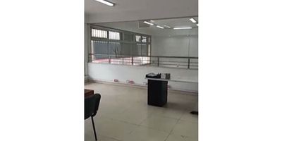 ? Oficina en Arriendo – Paloquemao

Área total: 380 m²
Ubicación estratégica en zona comercial y de alta circulación

Distribución por niveles:


 
 Primer piso: 10 m² – Área de recepción
 
 
 Segundo piso: 70 m² – Espacio abierto ideal para oficinas, coworking o sala de juntas
 
 
 Tercer piso: 300 m² – Amplia área para estaciones de trabajo, archivo, oficinas privadas o showroom
 


Características adicionales:


 
 3 baños
 
 
 Cocineta
 
 
 Excelente iluminación natural
 
 
 Ideal para empresas, call center, consultorios, instituciones educativas, entre otros
 


? Ubicada en el sector de Paloquemao, con fácil acceso a transporte público, cerca a vías principales como Av. NQS, Calle 19 y Av. Américas.

? Agenda tu visita hoy mismo
