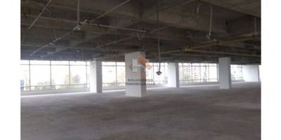 Edificio en Arriendo – 12 Pisos con Sótano - Area total 14.275,65 m2 ($70.000*m2)

Este moderno edificio de 12 pisos, con sótano, está disponible para arriendo. Con una superficie total de 14.275,65 m², los pisos del 2 al 12 están destinados a oficinas. Cada piso ofrece un área aproximada de entre 1.120 m² y 1.197 m², lo que permite una gran flexibilidad en el diseño y distribución de los espacios.

Características principales:


 
 Estado de entrega: Las oficinas y los espacios comerciales se entregan en obra gris, con la placa de techo a la vista (sin cielo raso).
 
 
 Altura entre placas: 3.20 metros, lo que brinda una sensación de amplitud.
 
 
 Red de seguridad:

 
  
  Sistema de control de acceso automatizado para propietarios, visitantes y vehículos.
  
  
  Cámaras de vigilancia y detectores de humo en todo el edificio.
  
  
  Ascensores (positivos y negativos) de alta capacidad.
  
  
  Escaleras de emergencia.
  
  
  Sistema de protección contra incendios con sprinklers para áreas comunes, con instalación prevista para oficinas, a ser realizada por el usuario.
  
 
 
 
 Instalaciones y servicios:

 
  
  Plantas eléctricas con transferencia automática para garantizar el suministro continuo.
  
  
  Cargas eléctricas:

  
   
   800 KVA para oficinas.
   
   
   800 KVA para zonas y/o servicios comunes.
   
  
  
  
  Baños: Equipados con sanitarios de bajo consumo de agua, tanto para áreas comunes como para personas con discapacidad.
  
 
 


Este edificio es ideal para empresas que buscan un espacio flexible, seguro y bien equipado en una ubicación estratégica.
