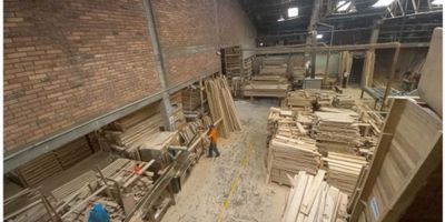 Bodega en Venta – Esquinera en Gorgonzola

Área total construida: 1.100 m² + Terraza

Excelente oportunidad para empresas que buscan un espacio industrial amplio, funcional y estratégicamente ubicado, con excelentes especificaciones técnicas y de operación.

Distribución del inmueble:


 
 Área total construida: 1.100 m²
 
 
 Área libre de bodega: 700 m² + mezanine de 200 m²
 
 
 Área de oficinas: 100 m²

 
  
  Incluye sala de juntas y cubículos abiertos
  
 
 
 
 Área de servicios: 100 m² (3 almacenes)
 
 
 Terraza: 30 m²
 
 
 Lote: 27 m de frente x 40 m de fondo (costado oriental) / 28 m de fondo (costado occidental)
 


Especificaciones técnicas:


 
 Altura doble: 6 metros
 
 
 Energía instalada: 75 kVA
 
 
 Resistencia del piso: 7 toneladas por m²
 
 
 Puertas de acceso:

 
  
  1 puerta de carga a nivel para tractomula
  
  
  1 puerta peatonal
  
 
 
 
 Baños: 3 en total (1 en bodega y 2 en oficinas)
 


Ubicación y entorno:


 
 Bodega esquinera con excelente visibilidad
 
 
 Ubicada en el sector industrial de Gorgonzola
 
 
 Fácil acceso a vías principales y transporte público
 
 
 Zona con presencia de importantes empresas y buena infraestructura vial
 


Inmueble ideal para operaciones logísticas, almacenamiento, manufactura o distribución.
¡Contáctanos para más información o para agendar una visita!
