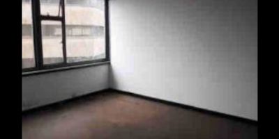 Las oficinas se encuentran ubicadas en un sector consolidado de comercio y servicios, con excelentes vías de acceso como la Avenida Decima, Avenida Caracas, Avenida Calle 19, Avenida Carrera 7 y Avenida Calle 13. El sector cuenta con totalidad disponibilidad de servicios públicos.
