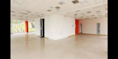 Se trata de 4 oficinas y 14 espacios de parqueo ubicadas en un edifico inteligente de servicios empresariales, La oficina 2001 cuenta con área 166.27 m²; oficina 2002 cuenta con área 127.43 m²; oficina 2003 cuenta con área 127.43 m² y la oficina 2004 cuenta con área tiene 166.27 m². Localizadas en el piso 20 y los garajes con números 334, 335, 336, 338, 357, 359, 360, 361, 362, 363, 364, 365, 366 y 367 ubicados en el nivel 5. Las oficinas se encuentran físicamente unidas, pero cuentan con matrículas inmobiliarias independientes. Se venden en conjunto.
