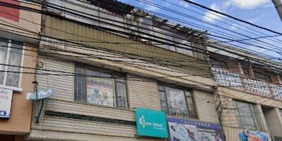 Apartamento dentro de casa familiar, ubicado en segundo piso, área de 144 mts, 5 alcobas, 2 baños, cocina semi integral sin estufa, sala comedor amplia, zona de ropas independiente, estrato 2, servicios de gas natural y luz independiente, servicios de agua compartido con medidor interno independiente, no hay opción de parqueadero. La casa está ubicada a media cuadra de la Avenida Primera de Mayo, zona comercial cerca, buen transporte público