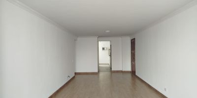 Apartamento en venta en Pinares en unidad cerrada, cerca a supermercados de cadena, rutas de transporte público y servicios complementarios de la zona. Cuenta con salacomedor pisos en madera y cerámica, tres habitaciones, dos baños, cocina integral en mesón de madera, estufa, calentador a gas, zona de ropas y área de servicios. La unidad posee de un parqueadero cubierto con cuarto útil, ascensor, gimnasio y salón comunal. Además cuenta con circuito cerrado de tv, portería y vigilancia las 24 horas. Inmuebles sujetos a verificación de disponibilidad. Venta Pinares Pereira