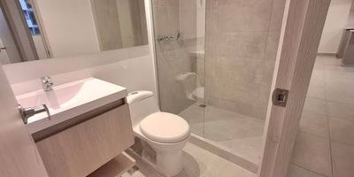 Apartamento para arriendo en el portal, envigado cuenta con 80 m² distribuidos en salón comedor, cocina integral abierta con gas de red, tres alcobas, dos baños, pisos en cerámica y madera laminada, balcón y un garaje doble lineal con cuarto útil junto al apartamento. está ubicado en unidad cerrada con portería las 24 horas y acceso a diferentes zonas comunes, tales como ascensor, piscina, salón social, juegos infantiles, gimnasio y zonas verdes. Código de Abad Faciolince APA8789. Asesor Alexander Vanegas 3127571291.