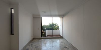 Apartamento en venta en Los Alpes en unidad cerrada, cerca a supermercados de cadena, rutas de transporte público y servicios complementarios de la zona. Cuenta con salacomedor, pisos en cerámica, tres habitaciones con closet, dos baños, cocina integral en mesón de acero, estufa, calentador a gas, zona de ropas y área de servicios. La unidad posee de un parqueadero cubierto con cuarto útil, ascensor, salón comunal. Además cuenta con circuito cerrado de tv, vigilancia y portería las 24 Horas. Inmuebles sujetos a verificación de disponibilidad. Venta Los Alpes Pereira