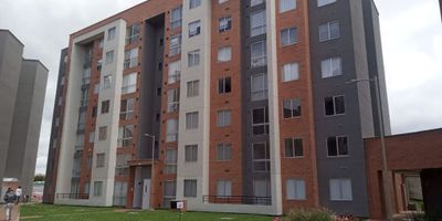 Lindo apartamento, cuenta con dos alcobas, 1 baño,  sala  comedor  en un mismo ambiente, estufa y calentador a gas, zona de lavandería, pisos en laminado y vista exterior, parqueadero para 1 vehículo, Área construida 40.86, estrato 3, cocina integral, zona de lavandería,cuenta con ascensor, 5 años de construido. El conjunto cuenta con  parque infantil, salón comunal, vigilancia 24 horas, parqueadero  de visitantes. Ubicado cerca  a la variante chia cota.