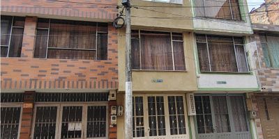 Se vende casa de 3 niveles en Kennedy barrio El castillo 

La casa se divide de la siguiente forma, en el primer piso tiene sala, cocina semi integral, comedor, baño social, zona de lavado independiente y pisos en cerámica

En el segundo piso 2 habitaciones con closet y un baño con división en acrílico.  

El tercer nivel, tiene una habitación, área para un baño (con redes hidráulicas para la instalacion), en la parte del frente tiene una terraza descubierta con muro levantado para terminar la construcción. 

Ubicada cerca de la Avda. Ciudad de Cali, al parque Valladolid, humedal el burro gimnasios y zonas residenciales, cerca encontrara paraderos de sitp y a pocos minutos del Homecenter del Tintal , universidad Uniagustiniana, Tintal plata centro comercial y biblioteca el Tintal 
