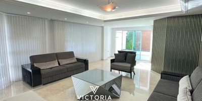 Esta hermosa casa inteligente ubicada en la ciudad de Barranquilla, es una excelente oportunidad para quienes buscan un hogar con espacios amplios, cómodos y lujosos. Con un área construida de 390 M2, esta propiedad cuenta con 5 alcobas cada una con su baño, lo que la convierte en una excelente opción para familias numerosas o aquellos que desean tener espacio para recibir visitas. Cuenta con Cocina amplia, comedor, sala de tv, patio, terraza, cuarto de labores y 2 bodegas. Además, cuenta con 4 garajes. Sus características internas son sencillamente espectaculares. En primer lugar, cuenta con un amplio y acogedor balcón, también cuenta con baño social, estudio, habitación de servicio, pisos de marmol y cuarto de labores. 
Cuenta con piscina y zona infantil. 
La propiedad se entrega con cortinas por valor de $70.000.000 millones de pesos, se controlan por comando de voz.
