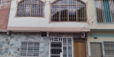 Descubre esta encantadora casa con 3 habitaciones y 1 baño en . Con 90 metros cuadrados de espacio, este hogar ofrece comodidad y funcionalidad para toda la familia. Su diseño interior undefined crea un ambiente acogedor y moderno. Situada en una ubicación privilegiada, cerca de servicios y áreas verdes, esta propiedad es ideal para aquellos que buscan un hogar tranquilo y bien conectado. ¡No pierdas la oportunidad de hacer de esta casa tu nuevo hogar!