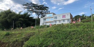 Lote para venta en Colinas del Bosque, Dosquebradas. Cuenta con un área total de 40m2, 5 de frente x 8 de fondo, cuenta con alcantarillado, servicio de energía y se entrega con escritura propia.
