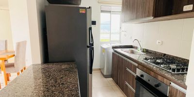 VENTA DE APTO CONJUNTO RESIDENCIAL LOS NARANJOS.
Ubicado cerca al centro comercial alfaguara, estadio, supermercados, avenidas principales como la cañasgordas salida a Cali,
Sala comedor, cocina integral y zona de oficios, balcón con vista interna, TRES HABITACIONES la principal con baño privado y la 3ra habitación abierta actualmente como sala de tv con mueble, baño de entre alcobas, estudio con mueble, ventiladores de techo, persianas en panel japonés y lámparas.
Tiene hipoteca con Bancolombia $110 millones.
Patrimonio de familia con hijas mayores de edad y afectación a vivienda familiar a favor del esposo.
Parqueadero propio en plataforma
La unidad cuenta con ascensor por torre, parqueaderos de visitantes dentro del conjunto, piscina para niños y adultos, salón social para eventos, zona infantil, cancha de fútbol, circuito cerrado de vigilancia interna y externa